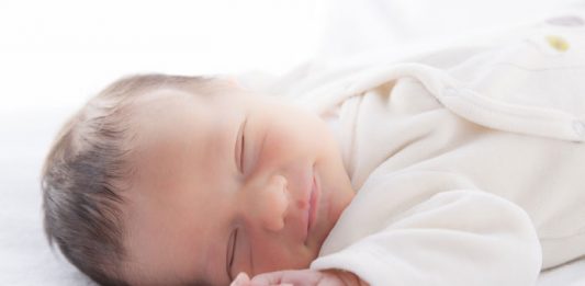 Baby schläft auf dem Rücken liegend