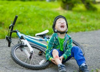 Kind ist mit dem Fahrrad gestürzt und weint