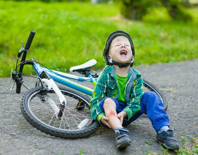 Kind ist mit dem Fahrrad gestürzt und weint