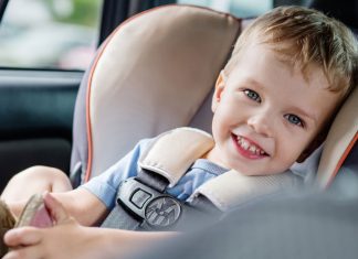 Kleinkind im Kindersitz des Autos