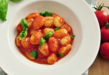 Gnocchi auf Tomatenragout