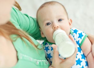 Baby trinkt aus der Flasche