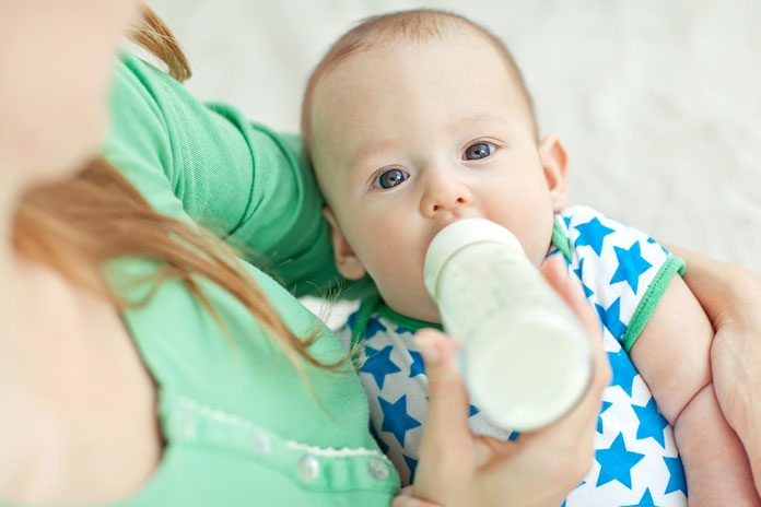 Baby trinkt aus der Flasche