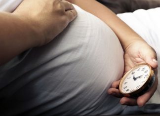 Schwangere mit Uhr