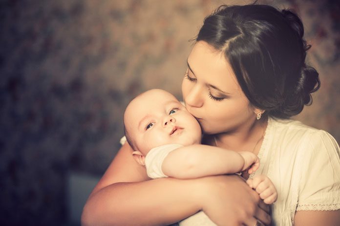 tipps-babypflege 137703866 Mutter herzt Baby