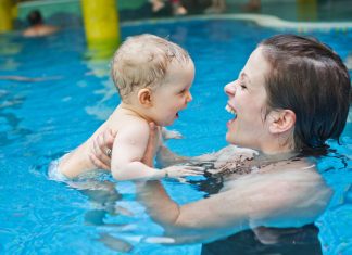 Baby mit Mutter im Schwimmbad