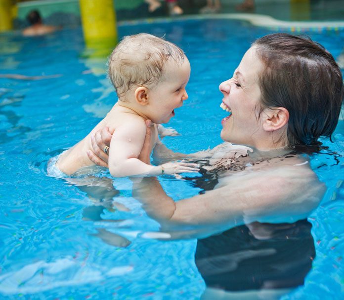 Baby mit Mutter im Schwimmbad