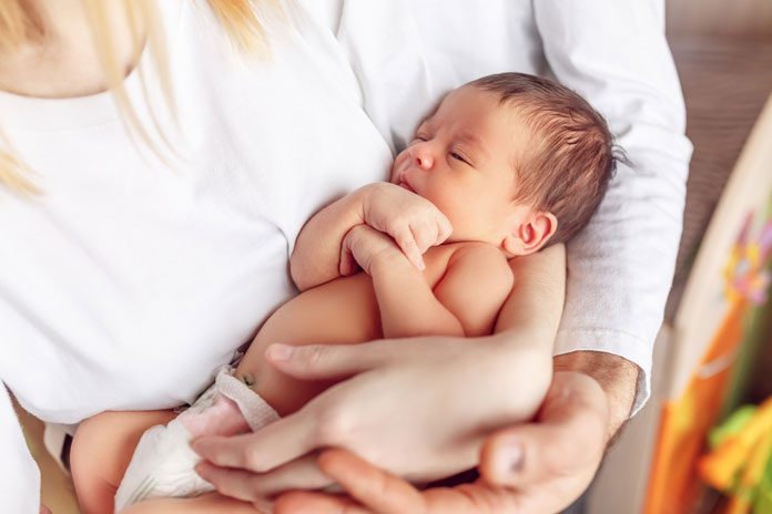 Neugeborenes im Arm der Mutter