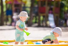Kinder in der Sandkiste