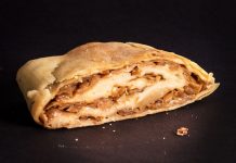 Krautstrudel mit Blattsalat