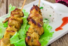 Zarter Rinderfiletspieß in Sesamkruste auf Blattsalat