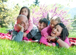 Familie liegt auf einer Wiese