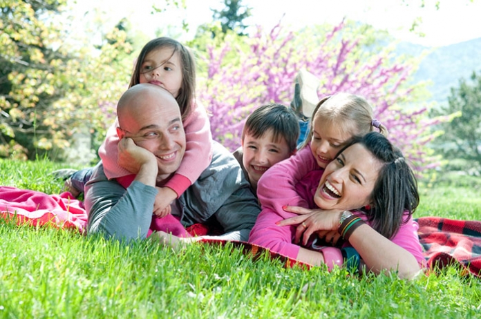 Familie liegt auf einer Wiese