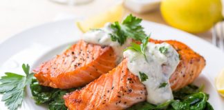 Lachs mit Currysauce und Blattspinat