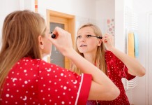 Frau schminkt sich