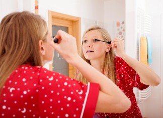 Frau schminkt sich