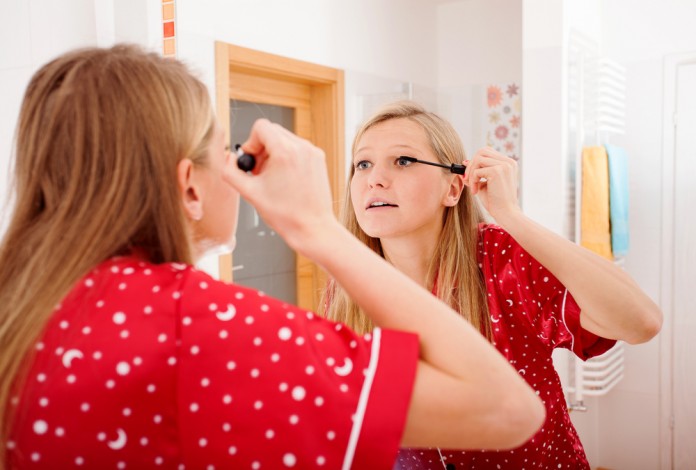 Frau schminkt sich