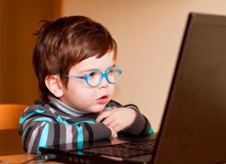 Kind sitzt vor Lerncomputer