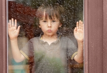 kind-zuhause-beschaeftigung-regen