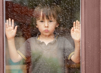 kind-zuhause-beschaeftigung-regen