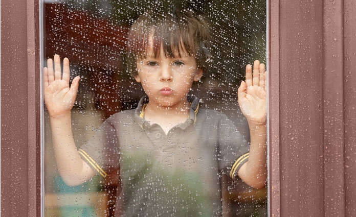 kind-zuhause-beschaeftigung-regen