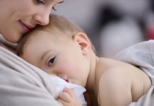 Baby schmiegt sich an Mutter
