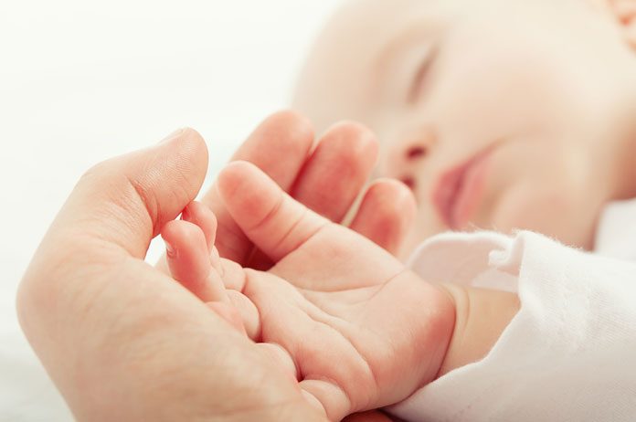 babyhände-kinderhände 129290474 babyhände-kinderhände