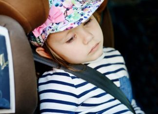 kleinkind im auto leidet unter reiseübelkeit