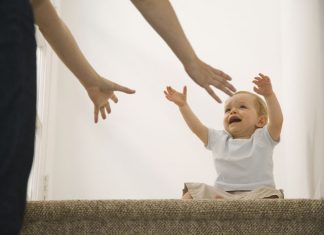 Baby streckt Hände nach Mutter aus