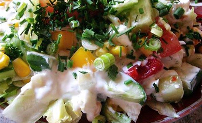 Bunter Salat mit Joghurt-Käse Dressing