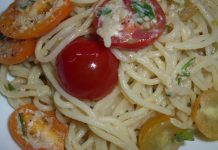 Sommer-Spaghetti mit bunten Cocktail-Tomaten