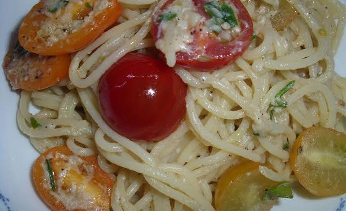 Sommer-Spaghetti-mit-bunten Sommer-Spaghetti mit bunten Cocktail-Tomaten
