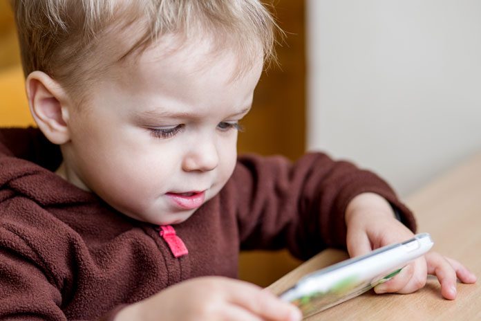 kinderfotos-internet shutterstock ID: 261691598 Kind spielt mit Handy Kinderfotos im Netz