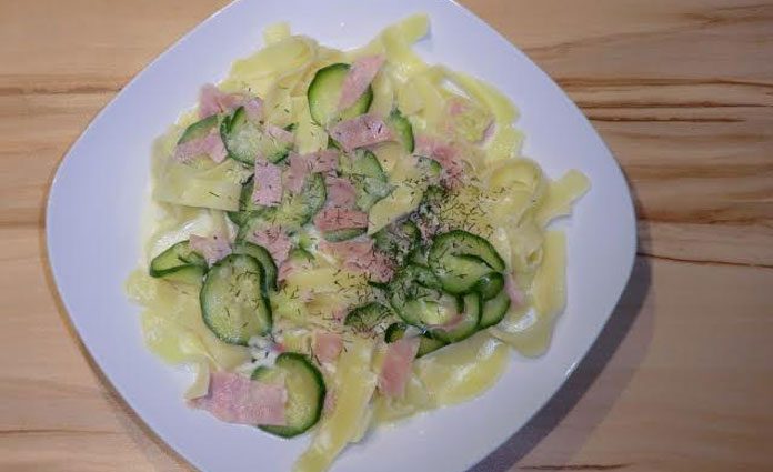 Bandnudeln-mit-Schinken-und Bandnudeln mit Schinken und Zucchini