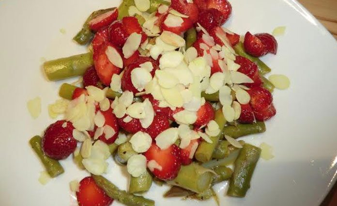 Spargelsalat mit Erdbeeren