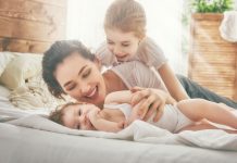 Mutter kuschelt mit Baby
