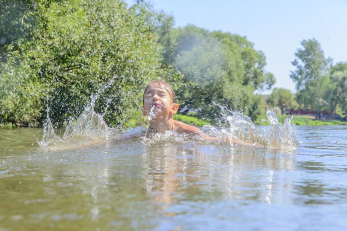 Kinder im Wasser