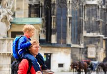 Vater mit Kind vor dem Stephansdom