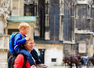 Vater mit Kind vor dem Stephansdom