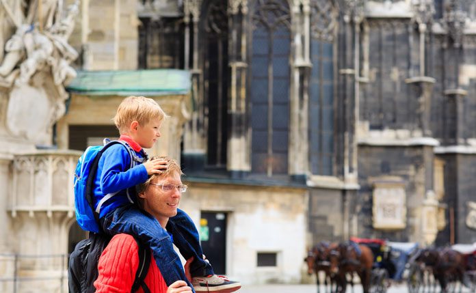 Vater mit Kind vor dem Stephansdom