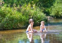 Kinder planschen im See