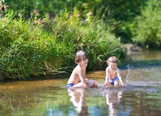 Kinder planschen im See