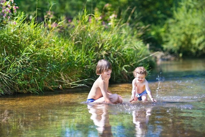 Kinder planschen im See