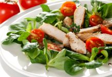 Hühnerbruststreifen auf Salat