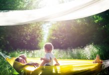 Familie mit Kind in Hängematte