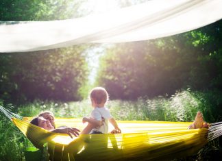 Familie mit Kind in Hängematte