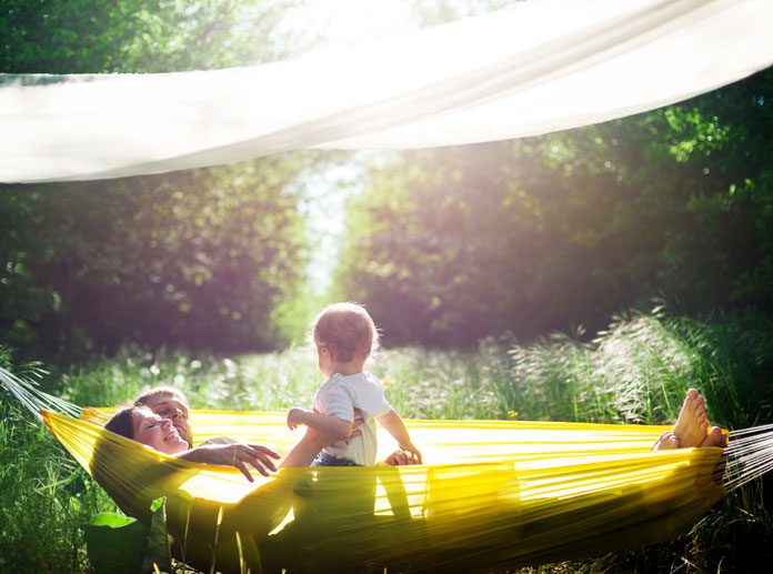 Familie mit Kind in Hängematte