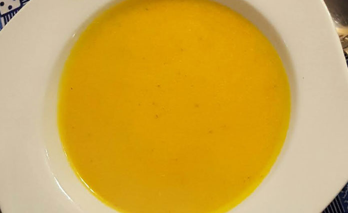 Kürbissuppe mit Tomaten Rucola-Salat