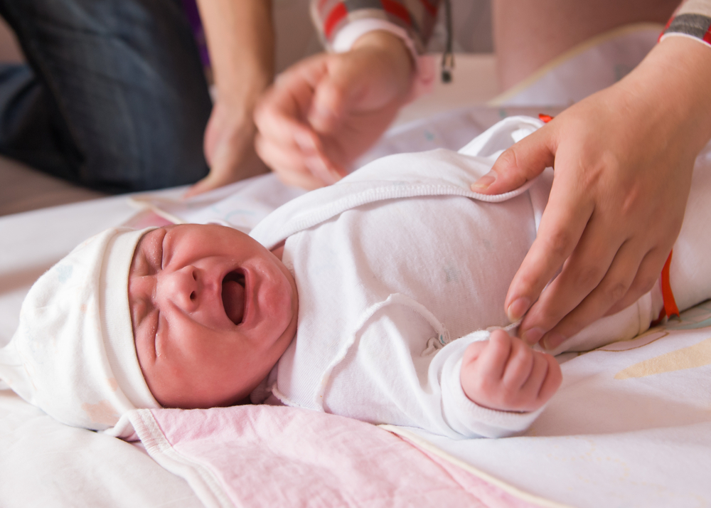 Interview mit Dr. Renz-Polster: Das passiert, wenn du dein Baby schreien lässt - welovefamily.at