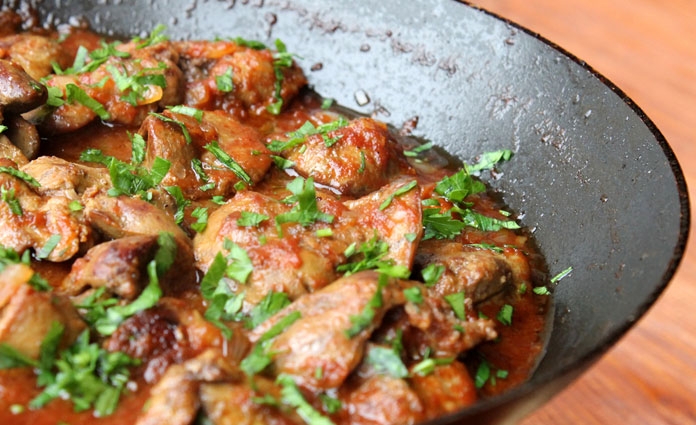 Hühnerleber mit Jungzwiebeln und Champignons